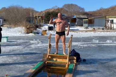 Среди тех, кто окунается раз в год были и занимающиеся закаливанием Анна Франц