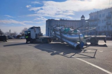 Инцидент у мэрии Находки: грузовик вывалил трубы на дорогу