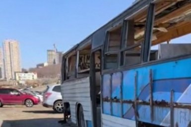 "Отдых накрылся": автобус на пляже во Владивостоке превратился в туалет и объект вандализма