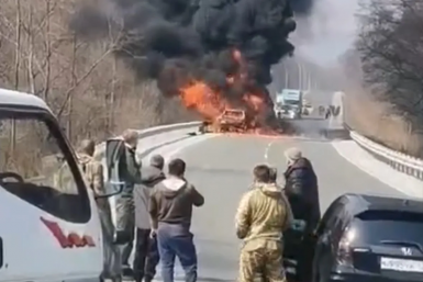 "Люди успели выпрыгнуть?": на трассе в Приморье полыхает авто - жуткие кадры