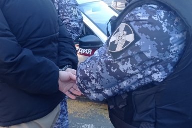 Во Владивостоке покупатель с пистолетом ограбил продавца Пресс-служба Управления Росгвардии по Приморскому краю