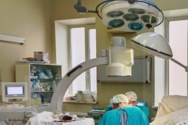 Миллиметровая точность: находкинские хирурги извлекли из пальца пациентки стеклянную иглу