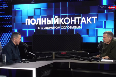 Трутнев в эфире у Соловьева показал модифицированный под условия СВО автомат Калашникова Кадр с трансляции