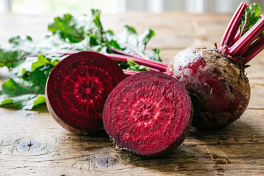 Хвостики от свеклы не выкидываю: отрезаю верхушку и втыкаю в землю — "суперфуд" для гурманов из ничего