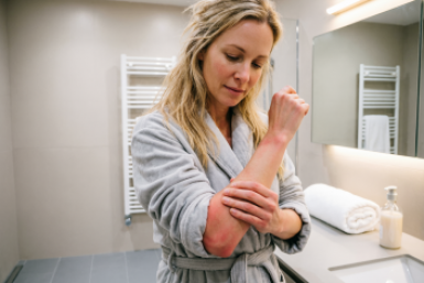 Натираю локти маслом 2 минуты после душа — и шершавость исчезает к маю: кожа мягкая и гладкая