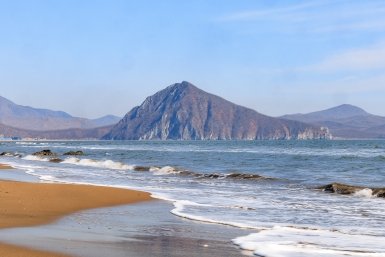 "Прибило к берегу": жуткое зрелище на популярном пляже Приморья – кадры