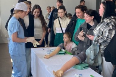 Студенты сестринского дела показали как делать инъекции Анна Франц