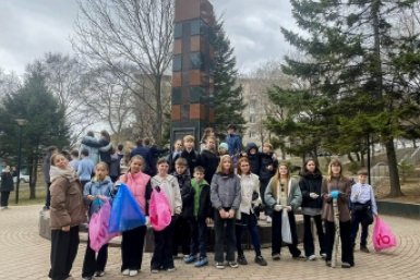 Пятиклассники из школы &quotЛидер-2&quot вместе с классными руководителями наводили чистоту в сквере пресс-служба администрации НГО
