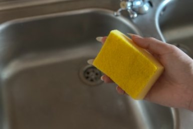 1 минута — и посуда чистая, без химии и лишних трат: отмывает жир, чайный налёт и запах рыбы