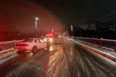 Водитель Toyota Camry протаранил ограждение моста в Лесозаводске и скрылся с места ДТП УМВД России по Приморскому краю