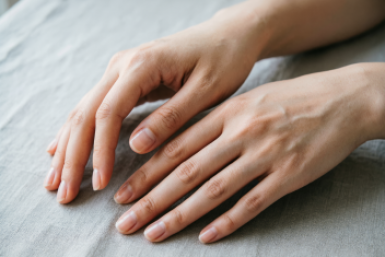 Втираю масло в кутикулу 2 минуты вечером — и заусенцы исчезают за неделю: ухоженные руки без салонного ухода