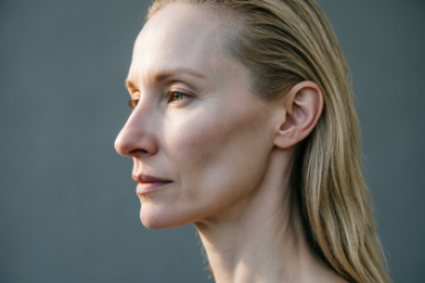 Опускаю плечи — и шея перестает тянуть: 3 минуты в день — и осанка снова идеальна