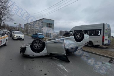 Автомобиль врезался в припаркованные машины и перевернулся во Владивостоке телеграм-канал (18+) Svodka25