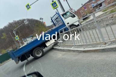 Грузовик занесло на повороте у детской площадки во Владивостоке телеграм-канал (18+) &quotСлучилось в Приморье&quot