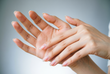 Дорогущие сыворотки больше не нужны: 1 капля на кутикулу перед сном — пластина укрепляется за месяц