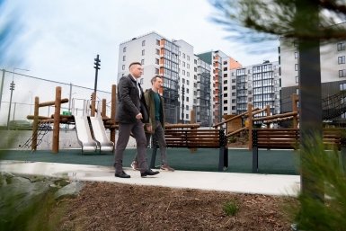 Андрей Артамонов и Сергей Петрачков на экскурсии по DNS Сити Пресс-служба ГК &quotDNS Девелопмент&quot