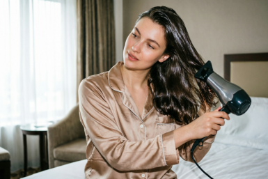 5 секретов зеркального блеска: даже самые "убитые" пряди станут глянцевыми как с обложки