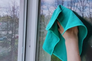 Всего 2 ложки — и стёкла сияют: мою окна без полос и разводов за 10 минут
