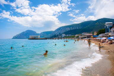 6 курортов с морем, где уже можно купаться Сгенерировано ИИ