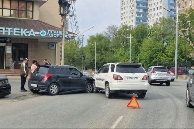 Toyota Harrier и Suzuki Swift столкнулись на Некрасовской во Владивостоке ИА PrimaMedia