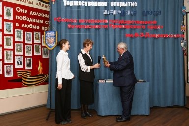 В средней школе &quotЛидер-2&quot состоялось торжественное мероприятие, приуроченное к открытию подшефного 6 &quotБ&quot класса, который теперь носит имя Ф.Э. Дзержинского пресс-служба администрации НГО