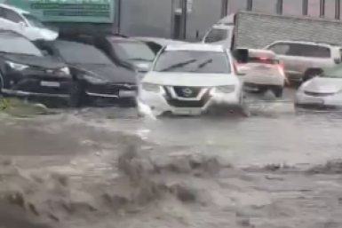 "Плыть или ехать?": улица Калинина во Владивостоке стала рекой после ливня