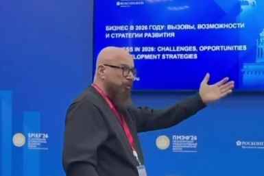 Председатель Общероссийского движения предпринимателей Андрей Ковалев устроил скандал на ПМЭФ-2026 (16+) скрин с видео с соцсетей