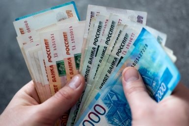 В России возвращаются зарплаты в конвертах: в чем риск и кому выгодно платить наличными