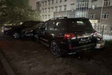 Toyota Land Cruiser устроил месиво из припаркованных машин