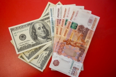 Почему рубль теряет позиции: эксперт объяснила причины