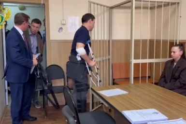 Руслана Маноконова доставили в суд на костылях скрин из видео прокуратуры Приморья