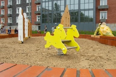 Ребёнок травмировался на детской площадке в Уссурийске: детский руль вылетел из трубы