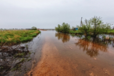 Вода прибывает: два округа Приморья тонут, ещё один отрезан от мира