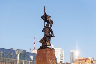 Люди сломали ограду ради концерта на площади Владивостока