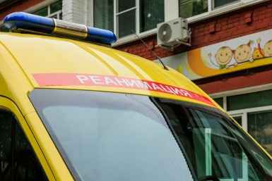 Автомобиль заблокировал выезд скорой помощи на станции во Владивостоке