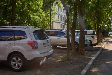 парковки во дворах Дмитрий Осипчук, ИА PrimaMedia.ru