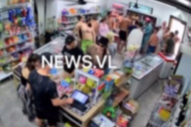 "С одного удара": полуголые приморцы устроили "шоу" в магазине – кадры