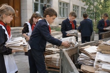 Школьники несли в школу кипы газет: зачем в СССР собирали макулатуру