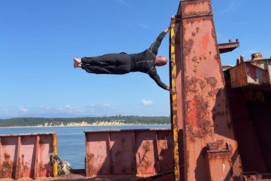 "Флажок" на палубе: пожарный потренировался на заброшенном судне в Приморье
