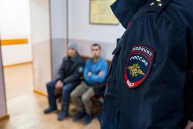 Пятерых мигрантов выдворят из Приморья после рейда полиции во Владивостоке