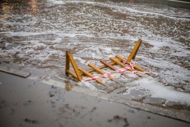 Засоренная ливнёвка угрожает жителям дома на Нейбута во Владивостоке