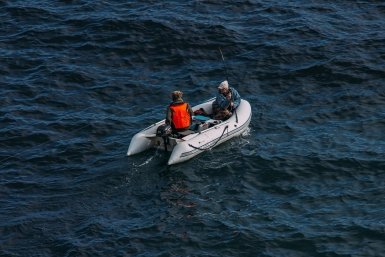 Двух мужчин на резиновой лодке чуть не унесло в море во Владивостоке