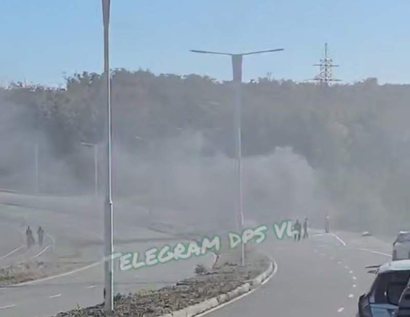 "Черный дым столбом": мощный пожар на острове Русский попал на видео