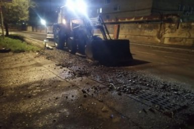 Коммунальщики Владивостока за ночь расчистили 14 улиц от грунта после удара стихии пресс-служба администрации Владивостока