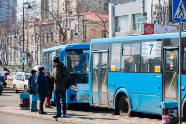Водителя автобуса во Владивостоке наградили за помощь незрячим пассажирам