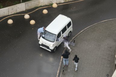 Неизвестные напали на микроавтобус во Владивостоке
