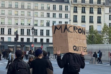 Протесты во Франции поделились читатели