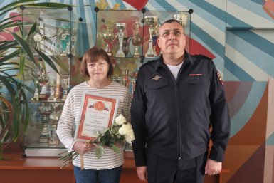 В Приморье поблагодарили жительницу Уссурийска, спасшую деньги пожилой знакомой от мошенников пресс-служба УМВД России по Приморскому краю
