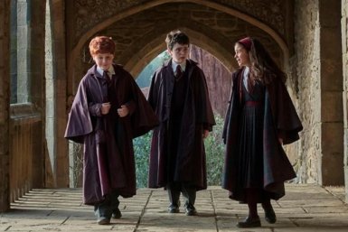 Показали новый Хогвартс: первый постер сериала "Гарри Поттер" раскрыл главные детали