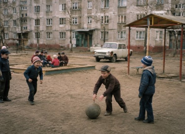 Двор был целым миром: какие игры объединяли советских детей — фантазия была важнее денег